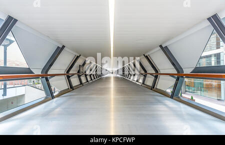 Moderne Architektur, Adams Plaza Fußgängerbrücke, Canada Square, Canary Wharf, London Stockfoto