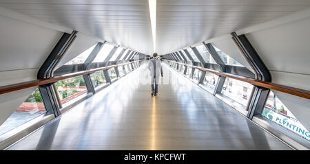 Moderne Architektur, Adams Plaza Fußgängerbrücke, Canada Square, Canary Wharf, London Stockfoto