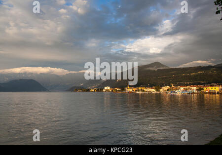 Lago d'Iseo, Italien. Malerische Dämmerung Blick auf den Lago d'Iseo, mit der Stadt Iseo auf der rechten Seite des Bildes und der Insel Monte Isola auf der linken Seite. Stockfoto