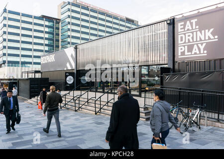 Croydon Boxpark sind Geschäfte, Restaurants und Bars in eingebaut Transportbehälter Stockfoto