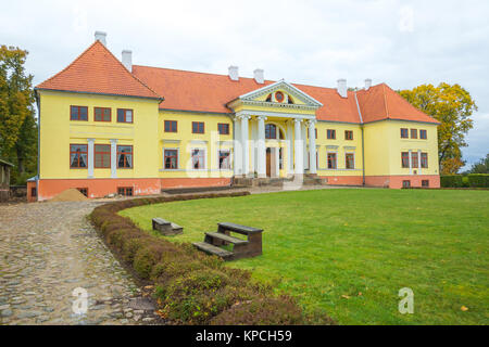 Lettland, Stadt Tukums, altes gelbes Haus mit orange Dach, alte Gebäude Stil. 2015 It's Travel Foto. Stockfoto
