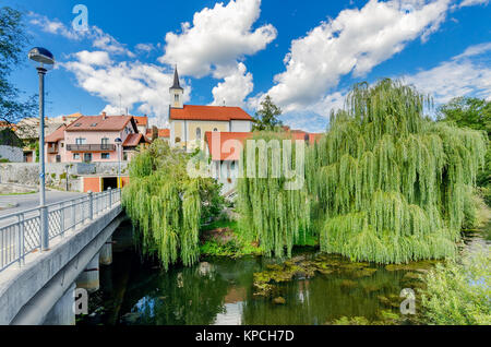 Lahinja River Bank in der Stadt von Crnomelj, Bela Krajina (Weiß Krain) Region, Slowenien, Europa. Stockfoto