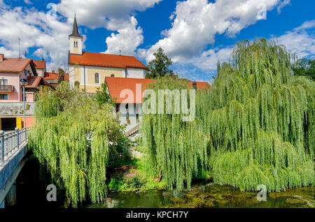 Lahinja River Bank in der Stadt von Crnomelj, Bela Krajina (Weiß Krain) Region, Slowenien, Europa. Stockfoto