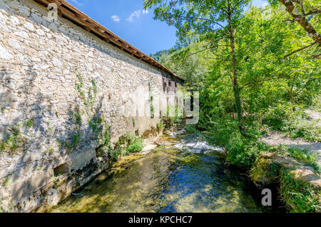 Kolpa (Slowenisch) oder Kupa (kroatisch) Fluss in Prelesje, Bela Krajina (Weiß Krain) Region, Slowenien, Europa. Stockfoto