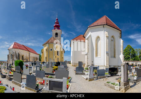 Tri Tarif - die Wallfahrt Komplex verfügt über drei gotischen Kirchen in die Ortschaft Rosalnice, Bela Krajina (Weiß Krain) Region, Slowenien, Europa. Stockfoto