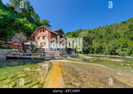 Alte Mühle, Kolpa in Pobrezje (Adlesici), Bela Krajina (Weiß Krain) Region, Slowenien, Europa. Stockfoto