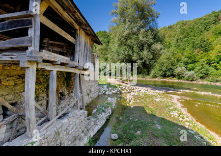 Alte Mühle, Kolpa in Pobrezje (Adlesici), Bela Krajina (Weiß Krain) Region, Slowenien, Europa. Stockfoto