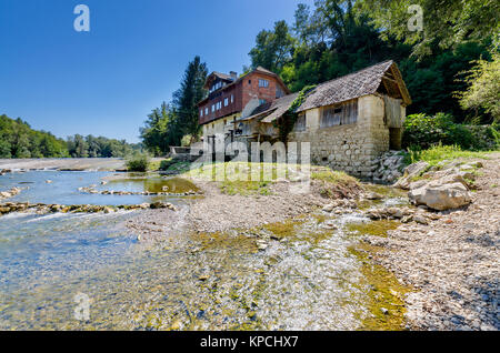 Alte Mühle, Kolpa in Pobrezje (Adlesici), Bela Krajina (Weiß Krain) Region, Slowenien, Europa. Stockfoto