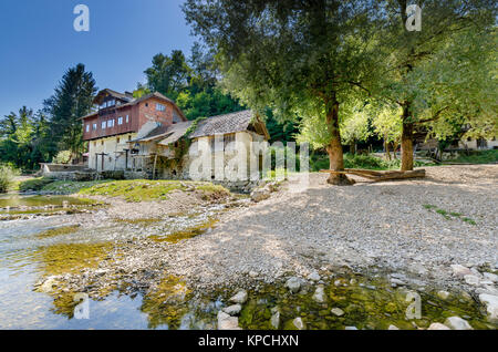 Alte Mühle, Kolpa in Pobrezje (Adlesici), Bela Krajina (Weiß Krain) Region, Slowenien, Europa. Stockfoto