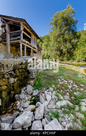 Alte Mühle, Kolpa in Pobrezje (Adlesici), Bela Krajina (Weiß Krain) Region, Slowenien, Europa. Stockfoto