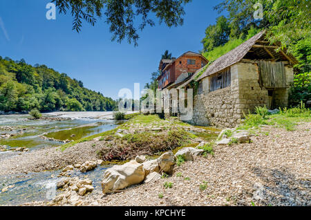 Alte Mühle, Kolpa in Pobrezje (Adlesici), Bela Krajina (Weiß Krain) Region, Slowenien, Europa. Stockfoto