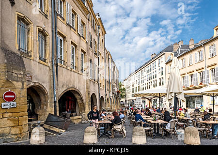 Metzt (Frankreich): Häuser und Einkaufspassagen im Stadtzentrum Rue du ändern; mittelalterliche Arkaden mit Geschäften Stockfoto