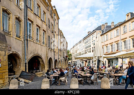 Metzt (Frankreich): Häuser und Einkaufspassagen im Stadtzentrum Rue du ändern; mittelalterliche Arkaden mit Geschäften Stockfoto