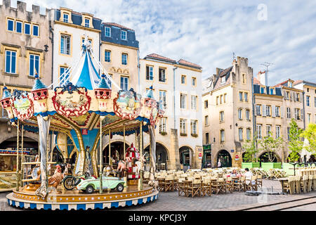 Metz (Frankreich): Merry go round in der Stadt; Karussell auf dem Platz Saint Lous Stockfoto
