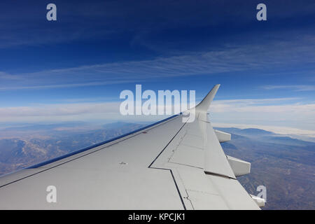 Blick aus Fenster des Flugzeugs über die Sierra Nevada in Spanien Stockfoto