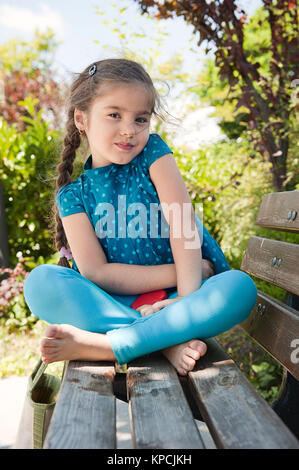 Portrait von kleinen Mädchen mit geflochtenem Haar Stockfoto