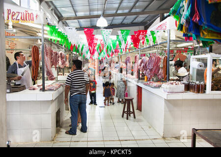 CHETUMAL, MEXIKO - Dez 16., 2015: Nicht identifizierte Personen in Metzgerei shop auf Dec 16, 2015 in Washington, Mexiko. Stockfoto