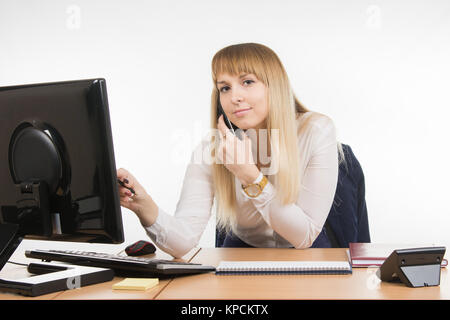 Business-Frau, Arbeit am Computer, am Telefon zu sprechen und schaute auf den Rahmen Stockfoto