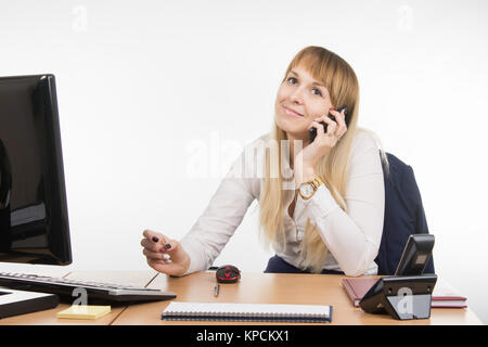 Reden über ein Handy am Arbeitsplatz-Bürofachkraft Stockfoto