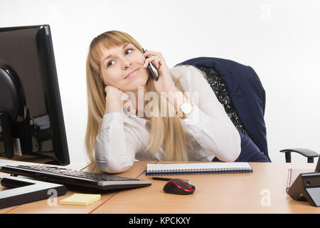 Glücklich Geschäftsfrau Spaß reden über ein Handy im Büro Stockfoto