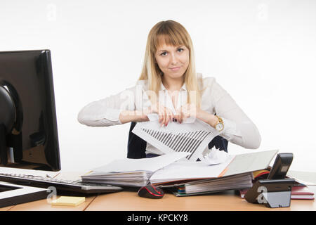 Business-Frau reißen Papier mit dem Zeitplan Stockfoto