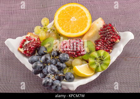 Teller mit verschiedenen Obst Stockfoto