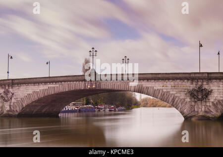 Kew Bridge auf der Thames Path in West London Stockfoto