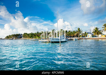 Panoramablick vom Meer in Caye Caulker Dock. Caye Caulker ist eine kleine Insel, etwa 20 Meilen von Belize City Belize. Stockfoto