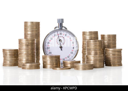 Stoppuhr und Münze Stapel Stockfoto