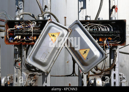 Alte rostige elektrischen Transformator-Box mit Kabel Stockfoto