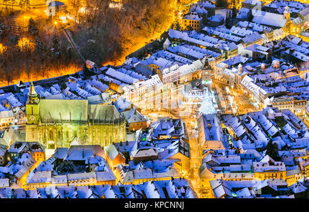 Brasov, Rumänien. Luftaufnahme von der Altstadt während Weihnachten