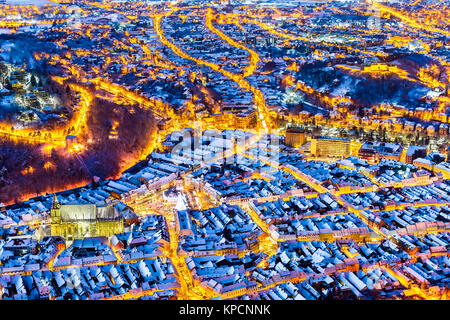 Brasov, Rumänien. Luftaufnahme von der Altstadt während Weihnachten