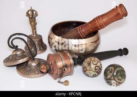 Klangschalen und eine Reihe von tibetischen religiösen Objekte Stockfoto