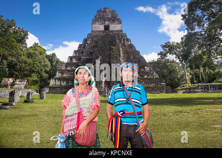 TIKAL, GUATEMALA - Dec 21, 2015: Unbekannter Mayans Personen am 21. Dezember in Tikal, Guatemala 2015. Traditionelle Maya Zeremonie am 2015 neues Jahr Stockfoto