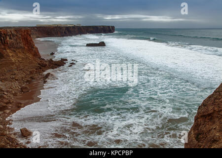 Wilde Wellen des Atlantiks auf Portugals Küste bei Cabo Sardao Stockfoto