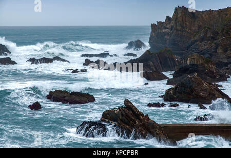 Wilde Wellen des Atlantiks auf Portugals Küste bei Cabo Sardao Stockfoto