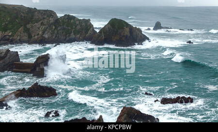 Wilde Wellen des Atlantiks auf Portugals Küste bei Cabo Sardao Stockfoto