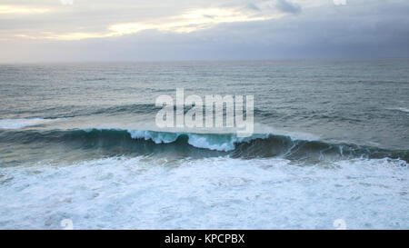 Wilde Wellen des Atlantiks auf Portugals Küste bei Cabo Sardao Stockfoto