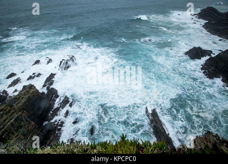 Wilde Wellen des Atlantiks auf Portugals Küste bei Cabo Sardao Stockfoto