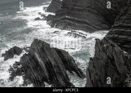 Wilde Wellen des Atlantiks auf Portugals Küste bei Cabo Sardao Stockfoto