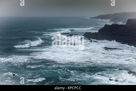 Wilde Wellen des Atlantiks auf Portugals Küste bei Cabo Sardao Stockfoto