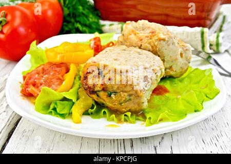 Die Koteletts in der Türkei mit Gemüse in der Platte an Bord Stockfoto