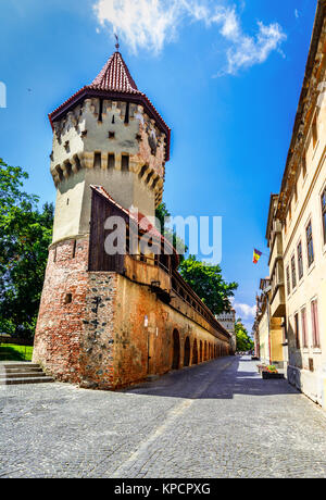 Sibiu, Rumänien: Der berühmte Turm der Schreiner - auf der Cetatii Straße in einen schönen Tag. Sibiu, Transilvanya, Rumänien Stockfoto