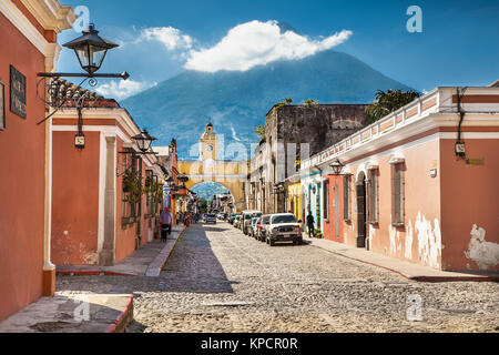 ANTIGUA, GUATEMALA - Dec 23, 2015: Street View von Antigua am 23.Dezember 2015, Guatemala. Die historische Stadt Antigua ist UNESCO-Weltkulturerbe sinc Stockfoto