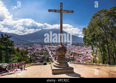 Panoramablick vom Cerro de la Cruz mit Vulkan De Agua im Hintergrund in Antigua, Guatemala. Stockfoto