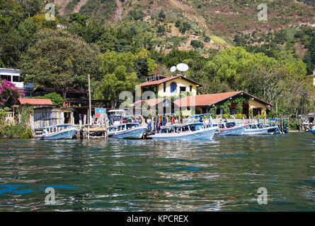 SANTA CRUZ LA LAGUNA, GUATEMALA - Dec 24, 2015: die Menschen an Bord des Schiffes am Dock der Atitlan See in Santa Cruz La Laguna am 24.Dezember 2015, Guatemala. Centra Stockfoto