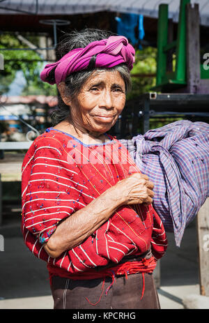 PANAJACHEL, GUATEMALA - Dec 24, 2015 :: Guatamalian Frau tragen ihre Tasche in Panajachel am 24.Dezember 2015, Guatemala. Stockfoto
