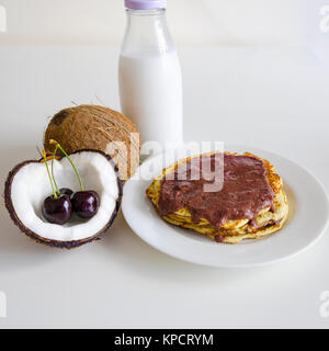 Cherry coconut pancakes Stockfoto