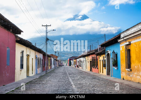 Häuser aus der Kolonialzeit in Tha street view von Antigua, Guatemala. Die historische Stadt Antigua ist UNESCO-Weltkulturerbe seit 1979. Stockfoto