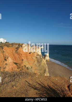 Red Rocks in der Nachmittagssonne an der Küste der Algarve. Portugal Stockfoto